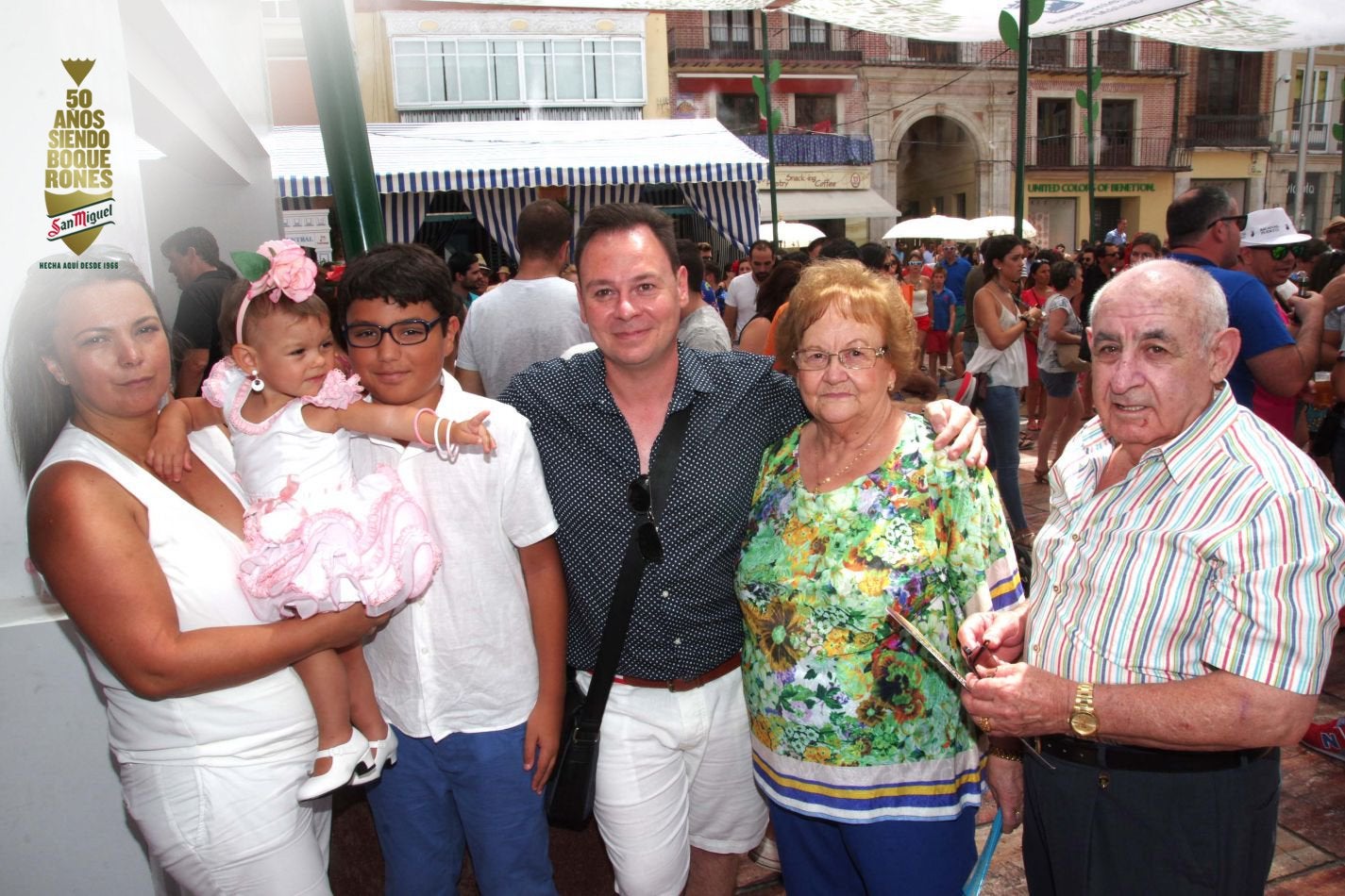 La familia Siles, ayer en la plaza de la Constitución.. 