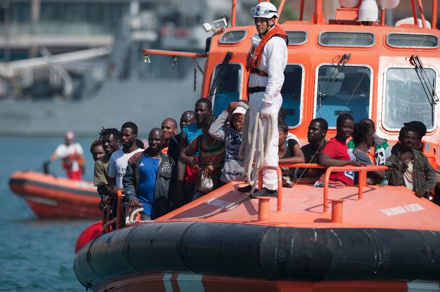 Fotos de la llegada a Málaga de una patera con 52 inmigrantes a bordo