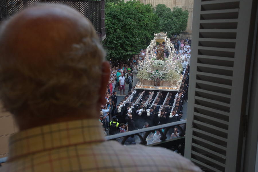 La Virgen de la Victoria procesiona por Málaga