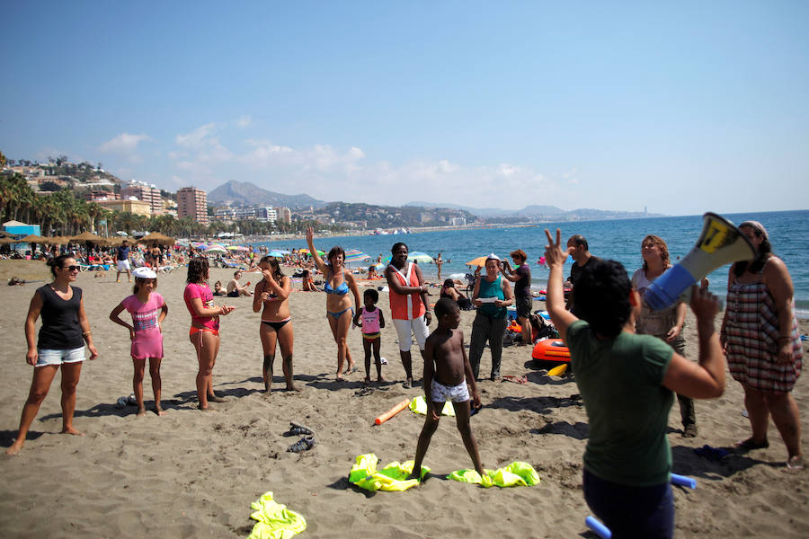 Performance en La Malagueta para para concienciar sobre la inmigración