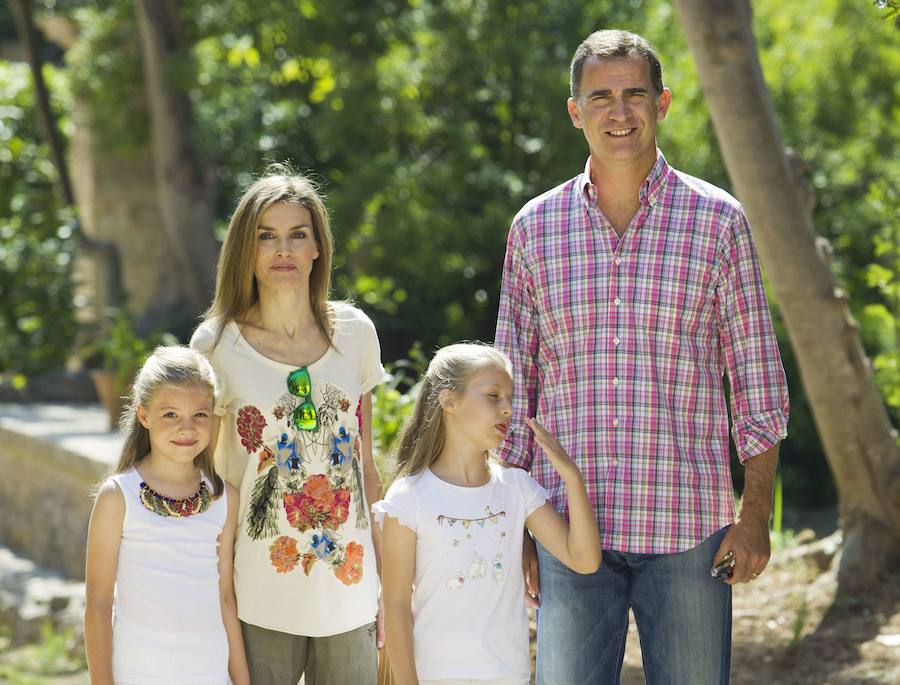 El Rey Felipe VI, la reina Letizia y sus hijas, la princesa Leonor y la infanta Sofía, visitan la finca Raixa, en la Sierra de Tramontana, durante sus vacaciones de verano en la isla de Mallorca.