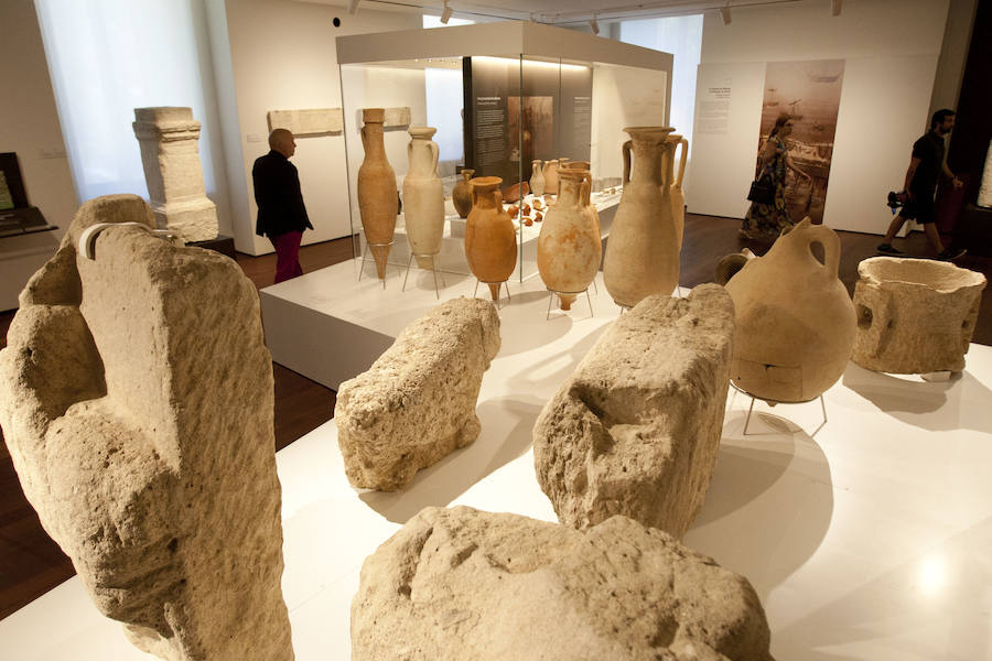 Fotos de la primera visita de colectivos al Museo de la Aduana