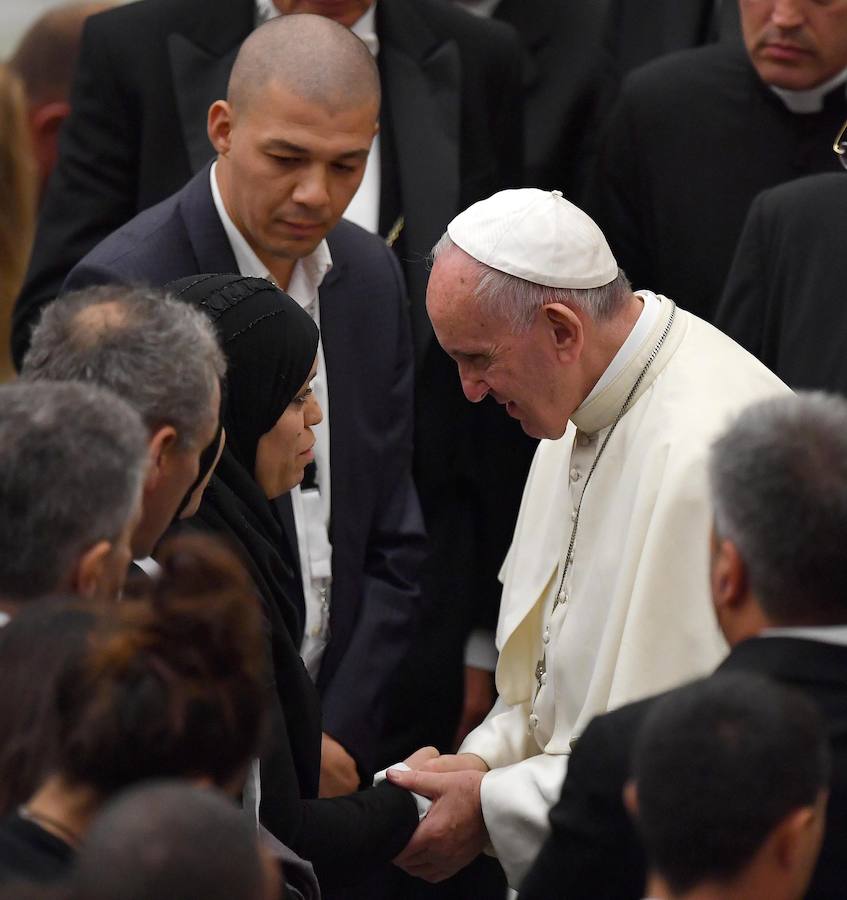 El recibimiento del Papa a las familias de las víctimas de Niza, en imágenes