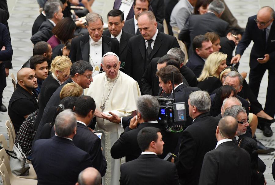 El recibimiento del Papa a las familias de las víctimas de Niza, en imágenes