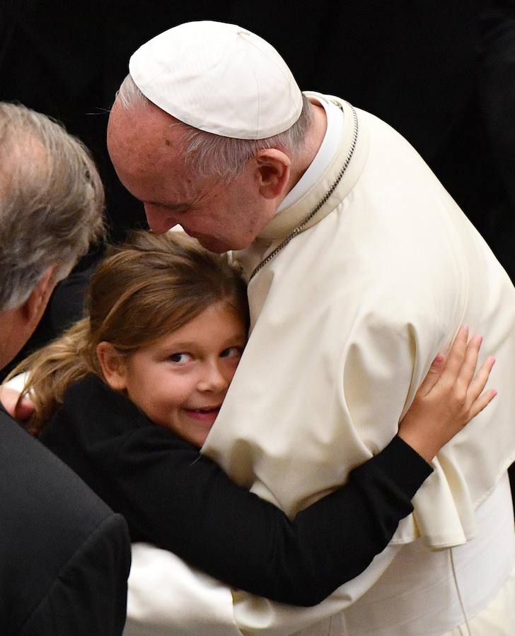 El recibimiento del Papa a las familias de las víctimas de Niza, en imágenes