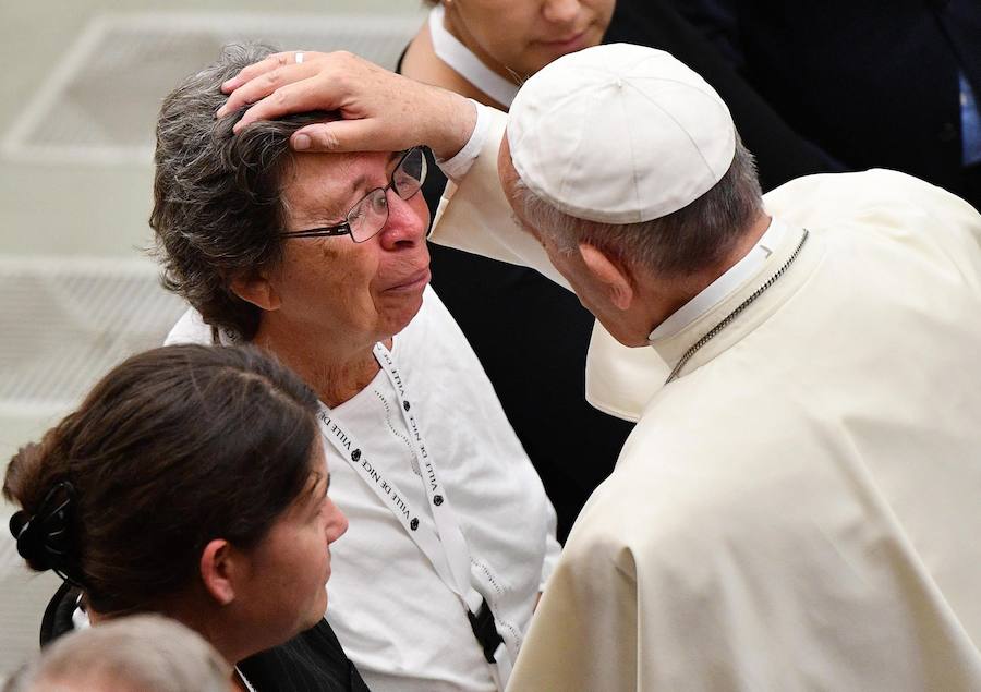 El recibimiento del Papa a las familias de las víctimas de Niza, en imágenes