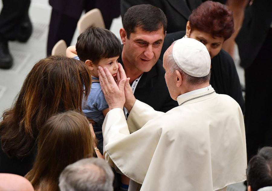 El recibimiento del Papa a las familias de las víctimas de Niza, en imágenes