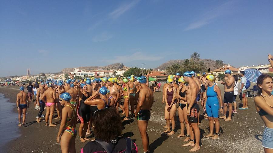 Natación por una buena causa en Rincón de la Victoria