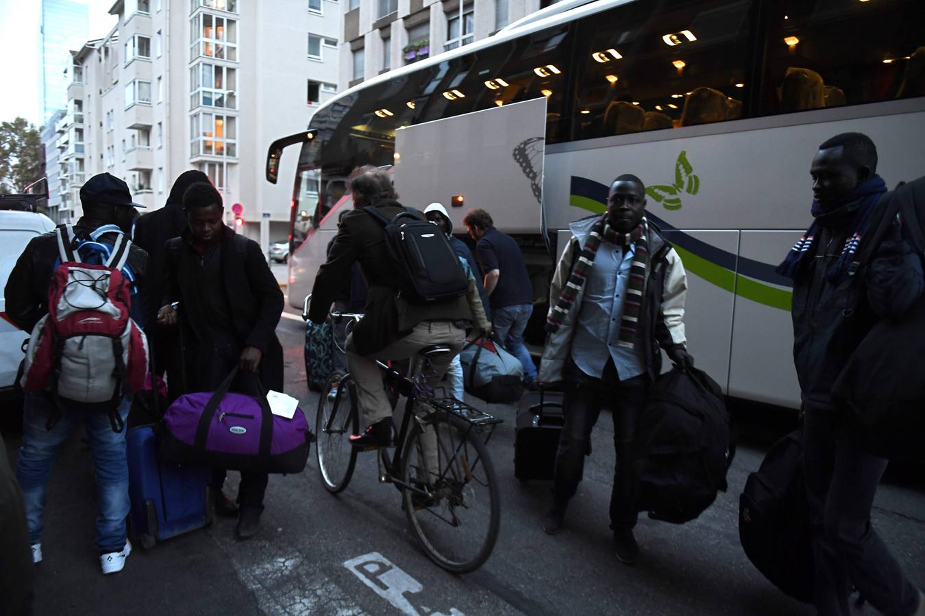 Inmigrantes y refugiados abandonan la &#039;Jungla&#039; de Calais en el primer día de desalojo