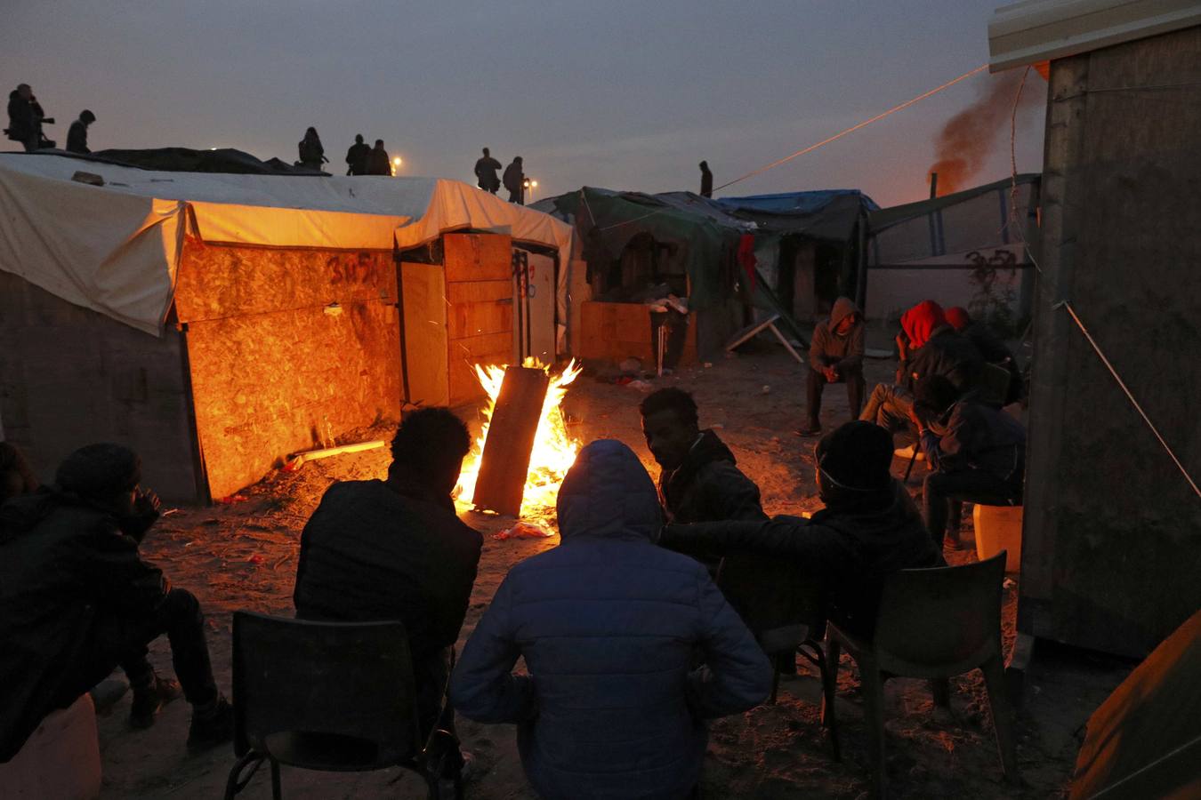 Inmigrantes y refugiados abandonan la &#039;Jungla&#039; de Calais en el primer día de desalojo