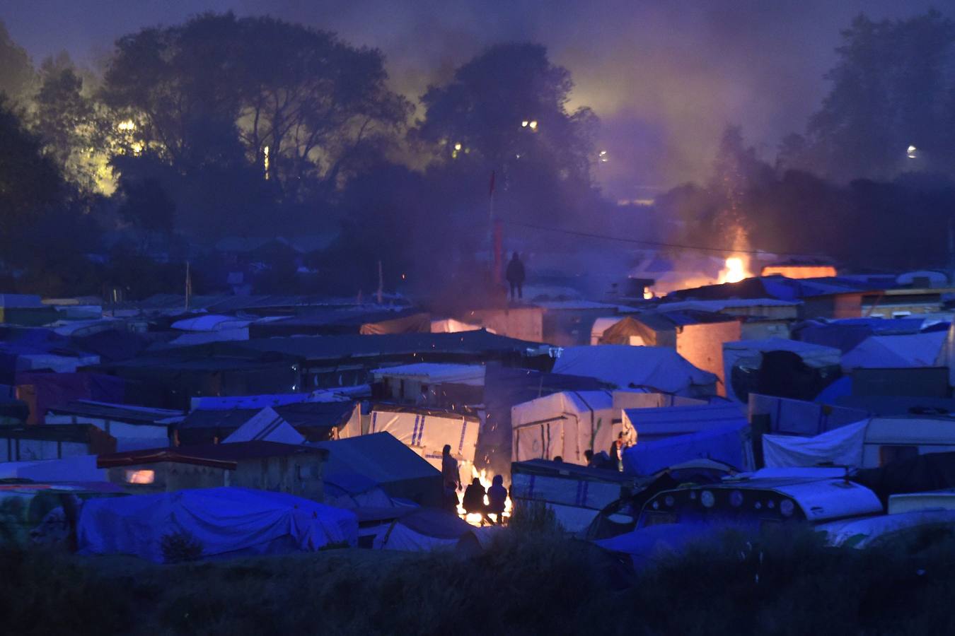 Inmigrantes y refugiados abandonan la &#039;Jungla&#039; de Calais en el primer día de desalojo