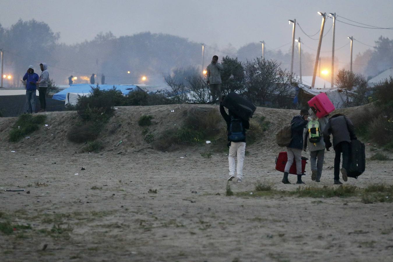 Inmigrantes y refugiados abandonan la &#039;Jungla&#039; de Calais en el primer día de desalojo