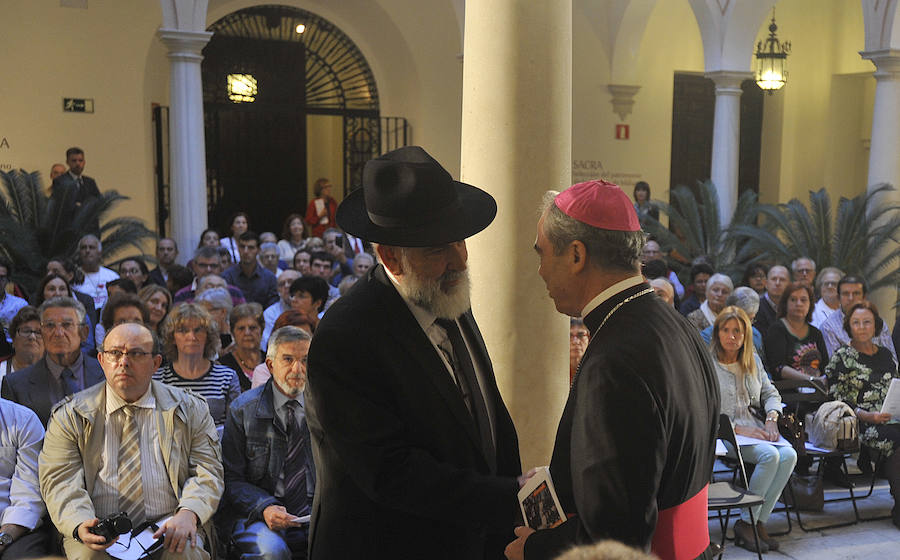 La oración ecuménica en Málaga por la paz, en imágenes