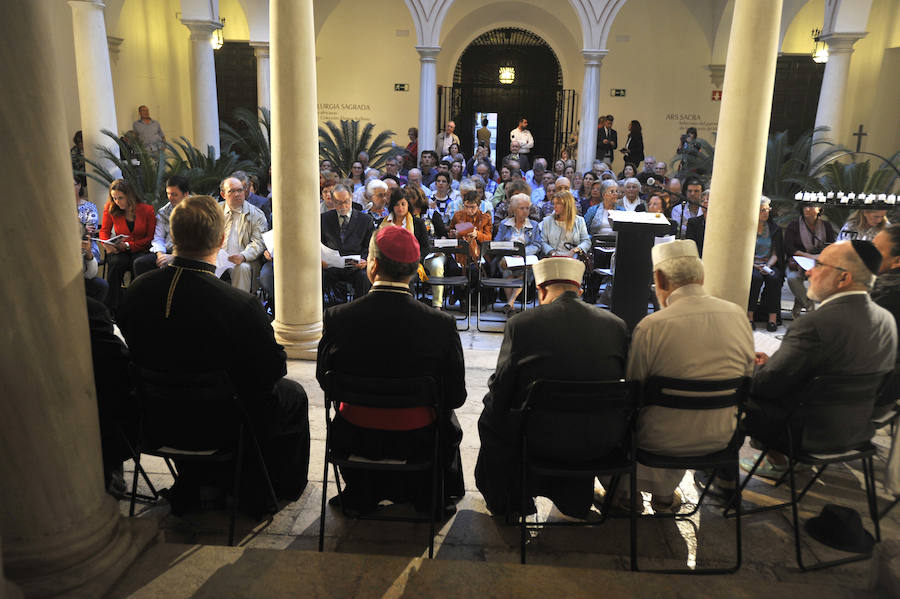 La oración ecuménica en Málaga por la paz, en imágenes