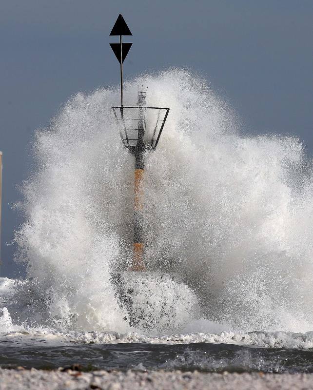 En fotos, la alerta amarilla en las playas