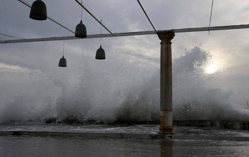 En fotos, la alerta amarilla en las playas