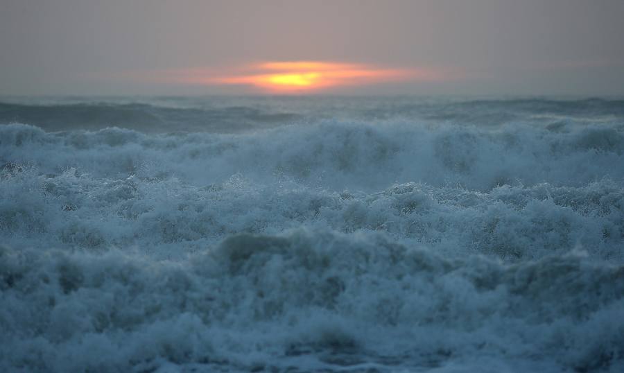 En fotos, la alerta amarilla en las playas