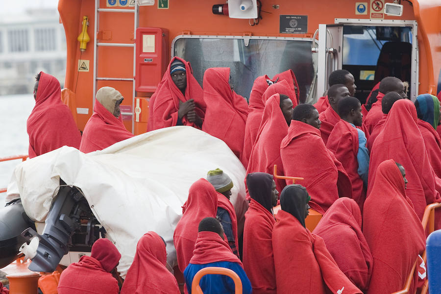 Fotos de la llegada de una patera al Puerto de Málaga con 53 inmigrantes