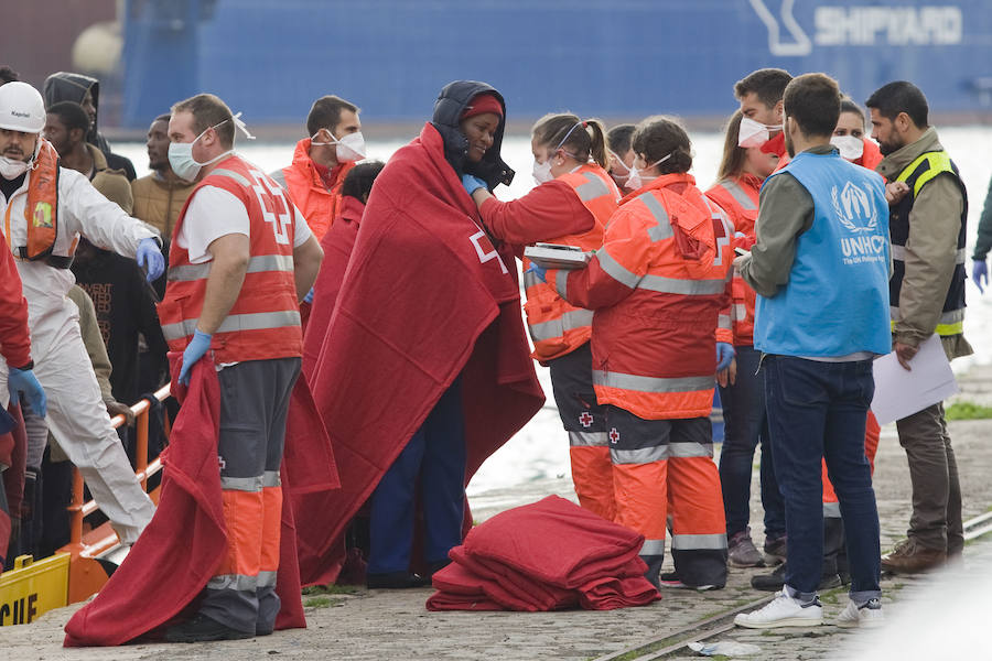 Fotos de la llegada de una patera al Puerto de Málaga con 53 inmigrantes