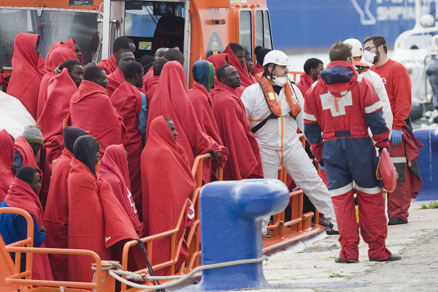 Fotos de la llegada de una patera al Puerto de Málaga con 53 inmigrantes