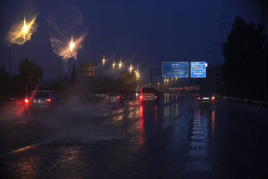 La lluvia ha complicado la circulación desde primera hora