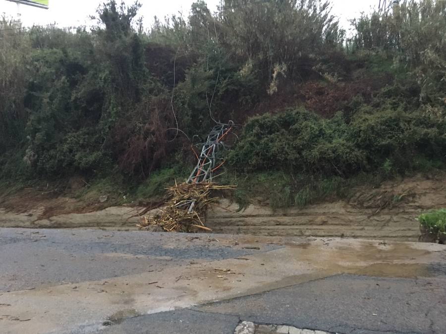 Torreta eléctrica caída en Fuengirola.