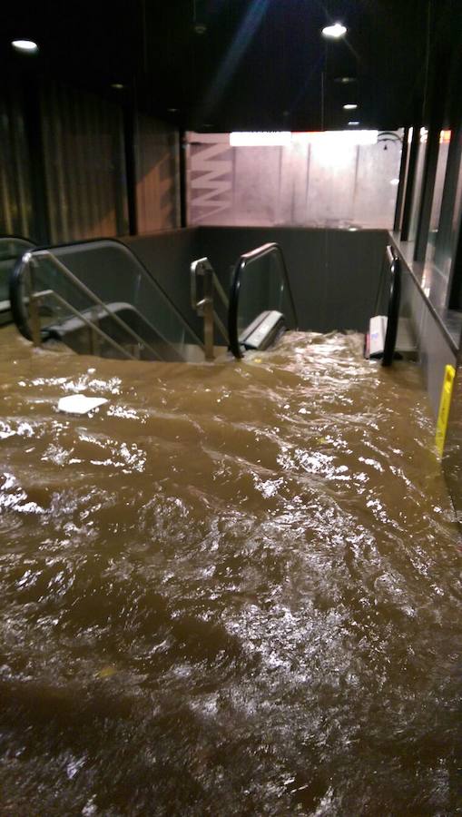 El agua toma el metro de Málaga