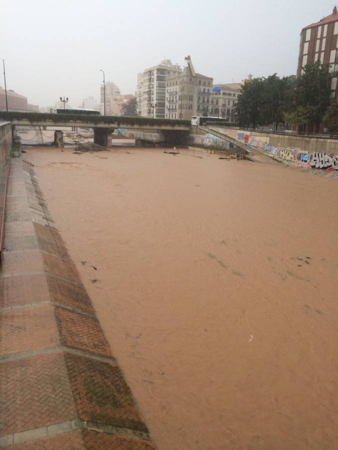 Así baja el río Guadalmedina.