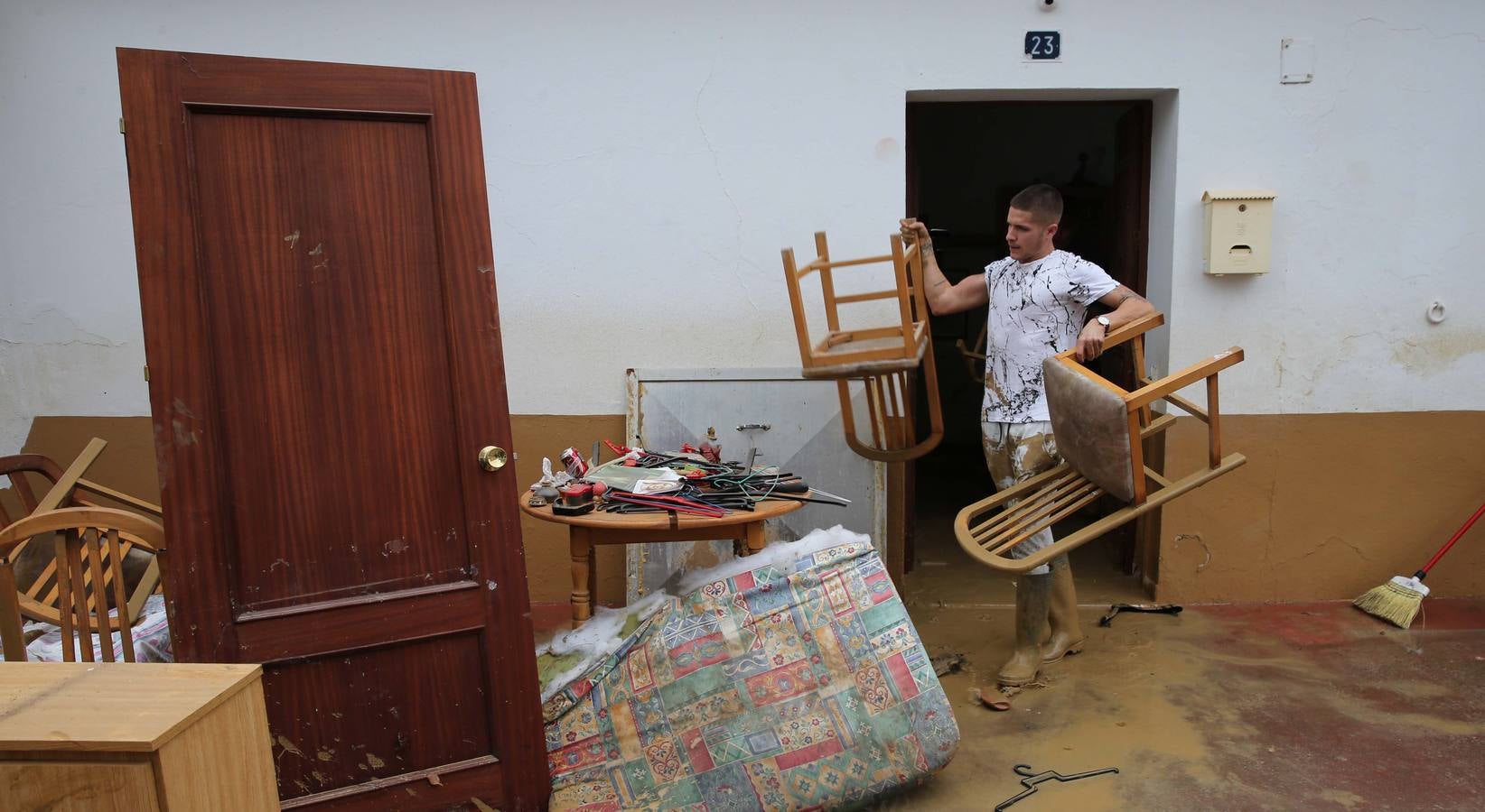 Tareas de limpieza en Doña Ana tras las inundaciones