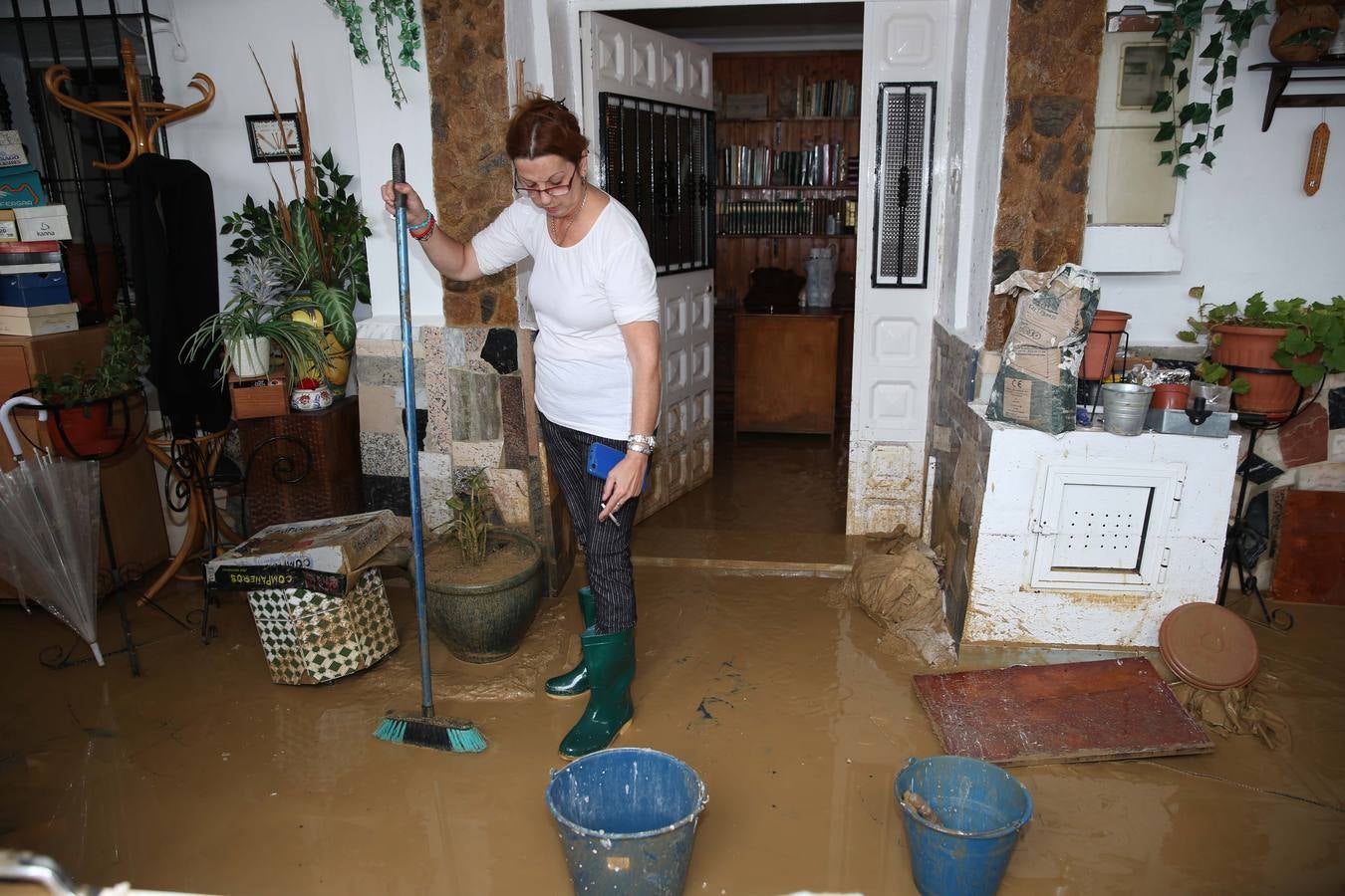 Tareas de limpieza en Doña Ana tras las inundaciones