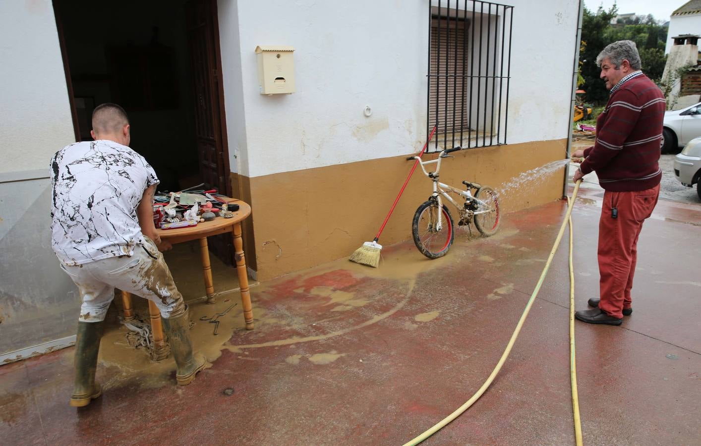 Tareas de limpieza en Doña Ana tras las inundaciones