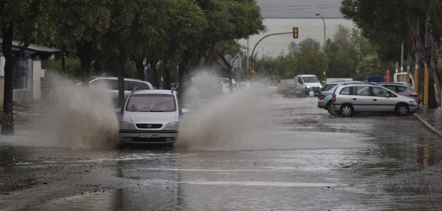 Así se ha despertado la capital malagueña tras las fuertes lluvias de este domingo