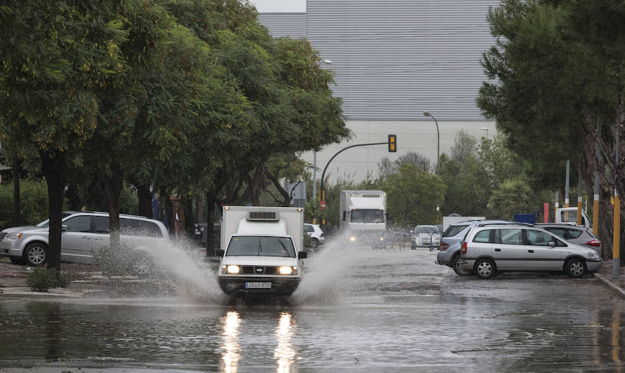 Así se ha despertado la capital malagueña tras las fuertes lluvias de este domingo