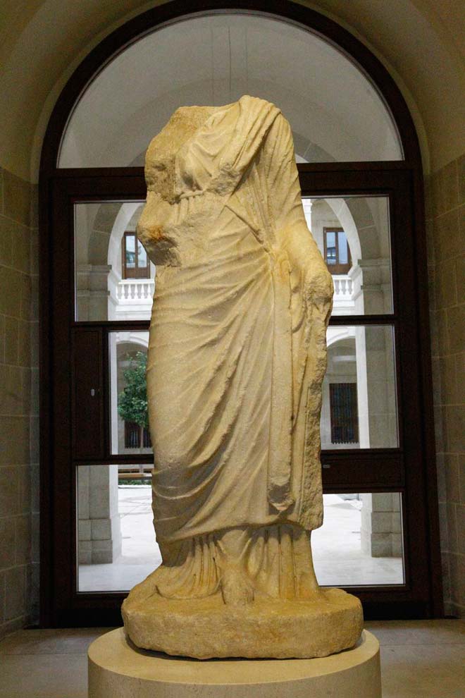 'La Dama de la Aduana'. Anónima. Siglo II. Escultura en mármol.. Gran escultura de mármol fue descubierta a finales del siglo XVIII durante los trabajos de construcción del palacio de la Aduana