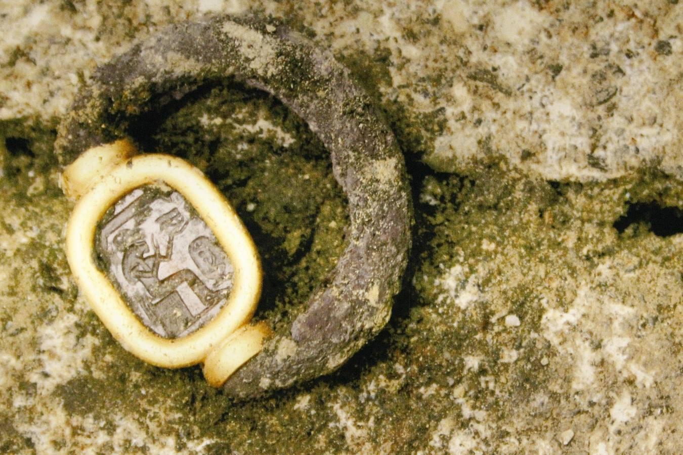 Anillo de oro. Con la imagen de la diosa egipcia Sejmet. Formaba parte del ajuar del guerrero.