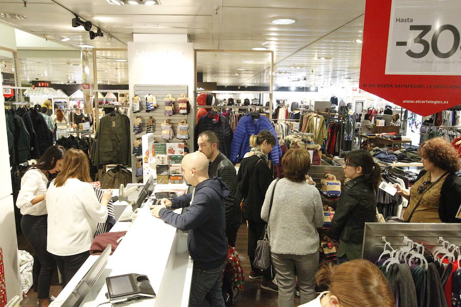 Así han vivido los comercios malagueños este lunes festivo de compras frenéticas