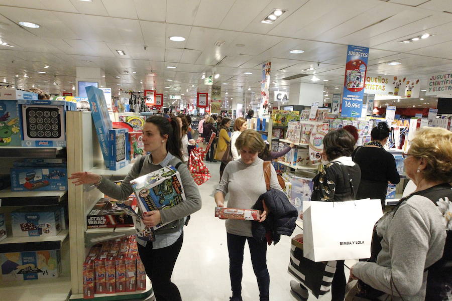 Así han vivido los comercios malagueños este lunes festivo de compras frenéticas