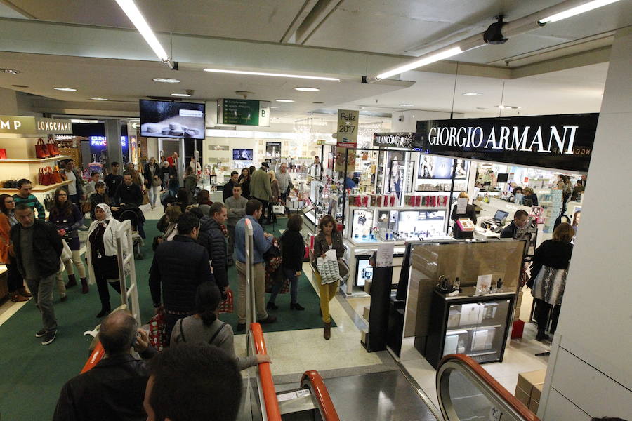 Así han vivido los comercios malagueños este lunes festivo de compras frenéticas