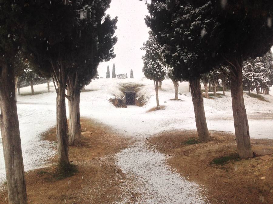 La nieve cubre los Dólmenes de Antequera y su entorno