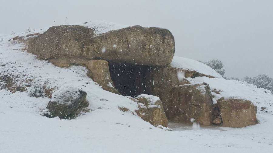 La nieve cubre los Dólmenes de Antequera y su entorno