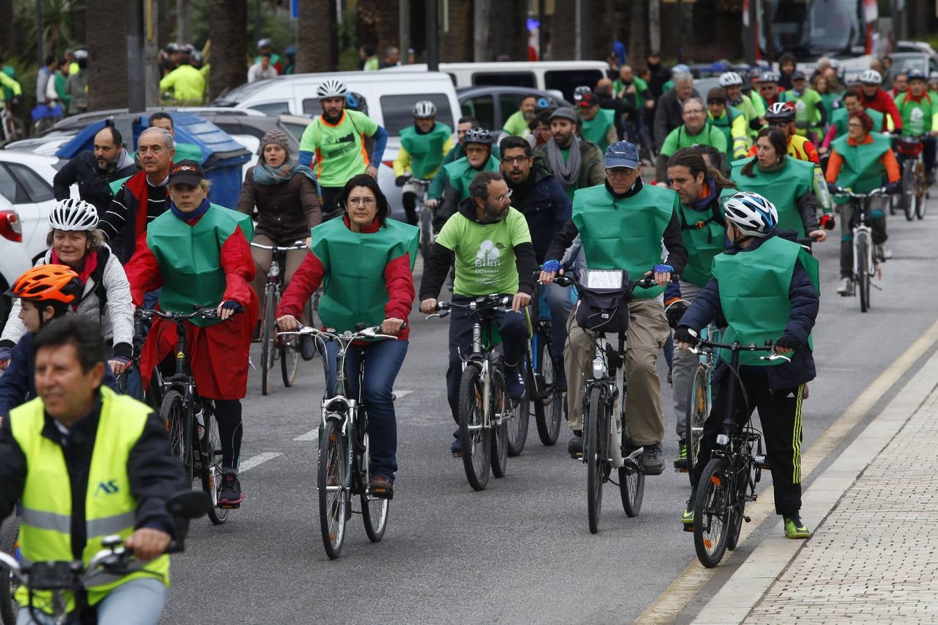 Más de 100 personas participan en la marcha ciclista para reivindicar el bosque urbano en Repsol