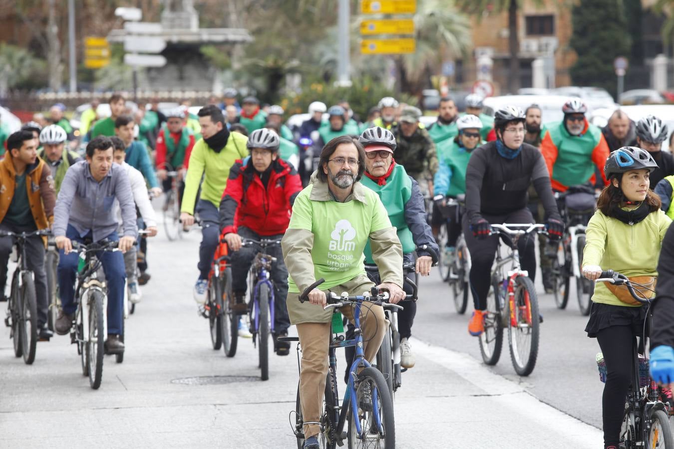 Más de 100 personas participan en la marcha ciclista para reivindicar el bosque urbano en Repsol