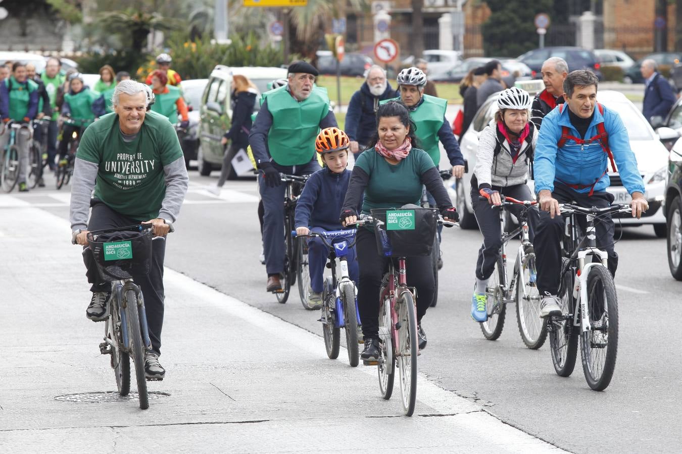 Más de 100 personas participan en la marcha ciclista para reivindicar el bosque urbano en Repsol