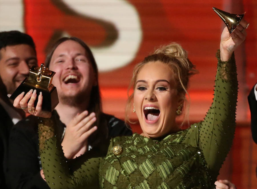 La artista británica Adele ha sido la gran triunfadora de la noche con cinco premios Grammy, entre ellos el de mejor álbum y mejor canción.