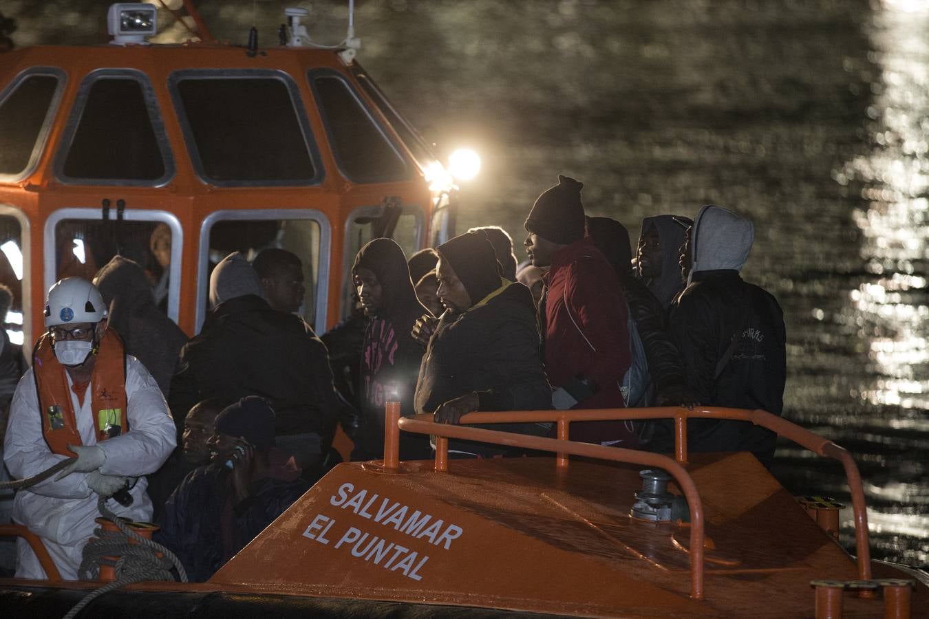 Llegan al puerto de Málaga 155 inmigrantes rescatados en tres pateras en el Mar de Alborán