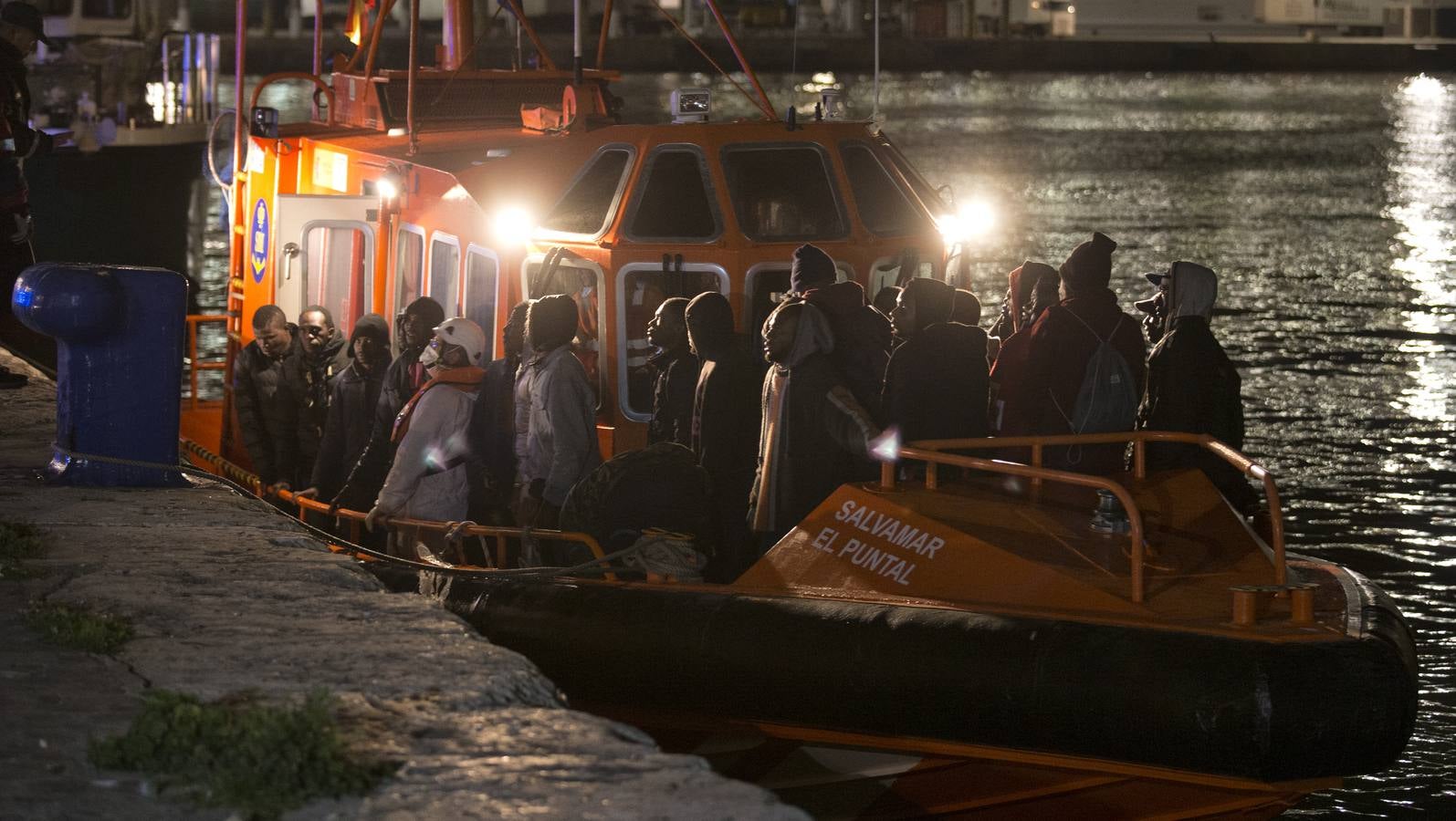 Llegan al puerto de Málaga 155 inmigrantes rescatados en tres pateras en el Mar de Alborán