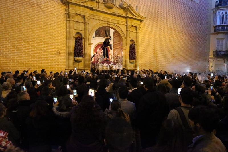 El Nazareno de Nueva Málaga en el vía crucis de la Agrupación, en imágenes