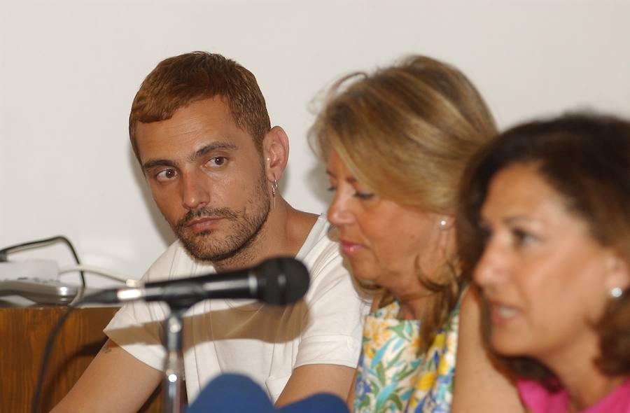 David Delfín, junto a Ángeles Muñoz durante la presentación de una exposición en Marbella. 