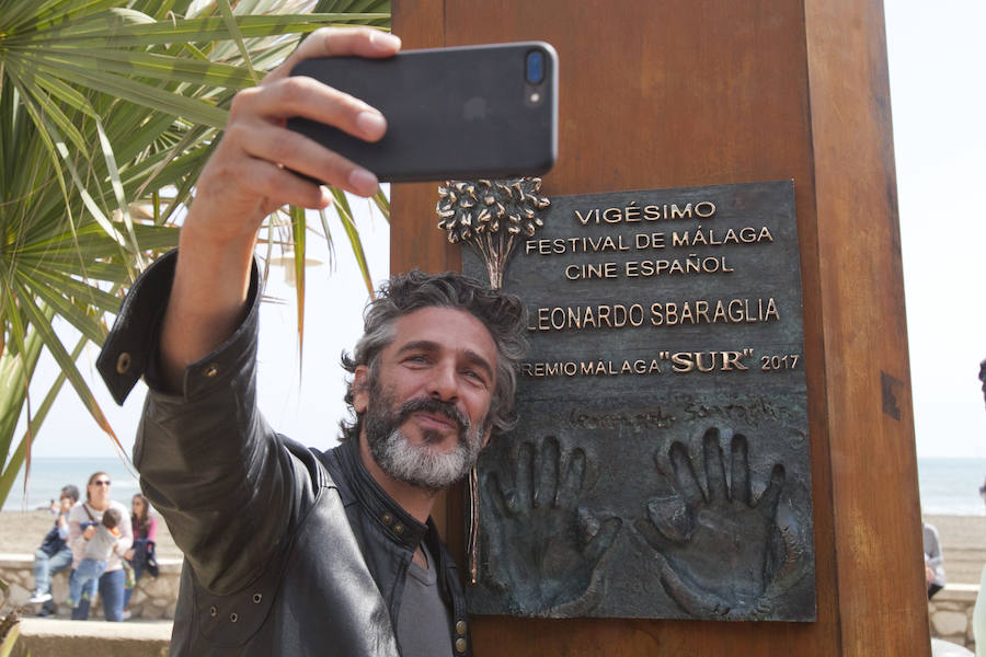 Leonardo Sbaraglia descubre el monolito del Premio Málaga-SUR