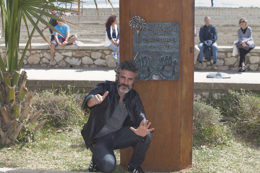 Leonardo Sbaraglia descubre el monolito del Premio Málaga-SUR